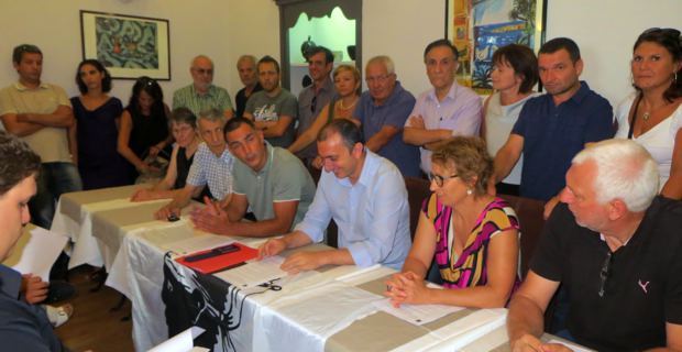 Les militants et élus de Femu a Corsica rassemblés autour de Gilles Simeoni et Jean-Christophe Angelini.