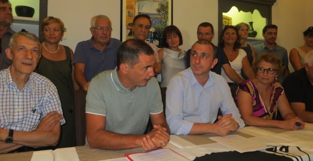 Les militants et élus de Femu a Corsica rassemblés autour de Gilles Simeoni et Jean-Christophe Angelini.