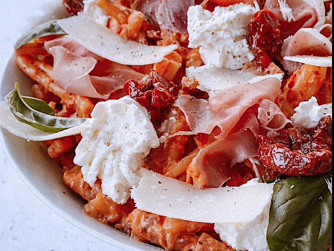 table : Casarecce, tomates séchées, ricotta, jambon de Parme et basilic, avec la petite cuisine de Marie  table : Casarecce, tomates séchées, ricotta, jambon de Parme et basilic, avec la petite cuisine de Marie
