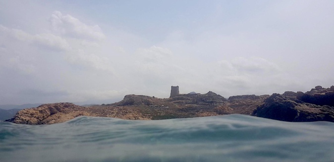 La photo du jour : au-dessus des flots, le phare de la Pietra, le petit train