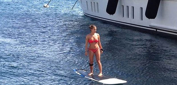 La planche de surf motorisée en démonstration à Calvi