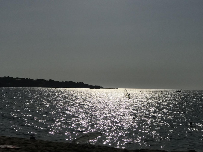 Wind surf à contre-jour (Renaud Kiselman)