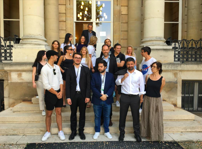 Les neufs jeunes avec les députés corses Les neufs jeunes avec les députés corses