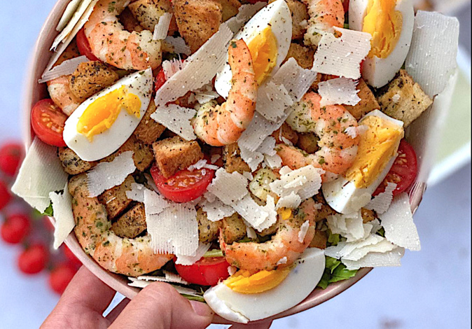 A table : salade caesar de gambas avec la petite cuisine de Marie A table : salade caesar de gambas avec la petite cuisine de Marie