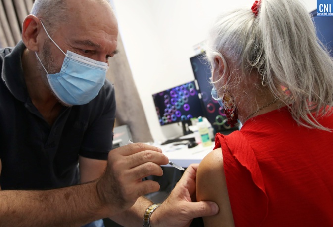 Au centre du Casone, une cinquantaine de personnes a fait déplacement pour se faire vacciner depuis la veille. Photo : Michel Luccioni Au centre du Casone, une cinquantaine de personnes a fait déplacement pour se faire vacciner depuis la veille. Photo : Michel Luccioni