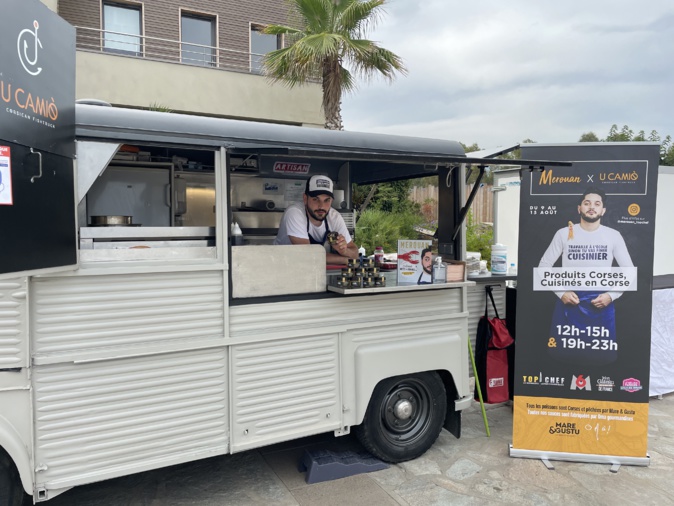Mérouan Bounekraf, dans le foodtruck "U camiò" installé devant le cinéma de Furiani. Mérouan Bounekraf, dans le foodtruck "U camiò" installé devant le cinéma de Furiani.