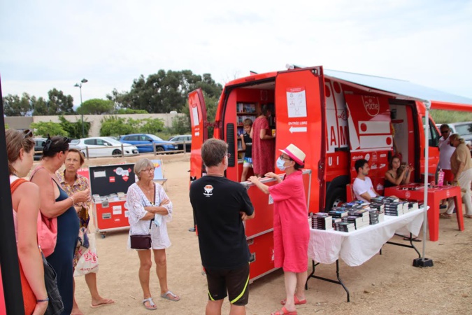Lecci : le "Camion qui livre" sur la plage de Saint-Cyprien Lecci : le "Camion qui livre" sur la plage de Saint-Cyprien