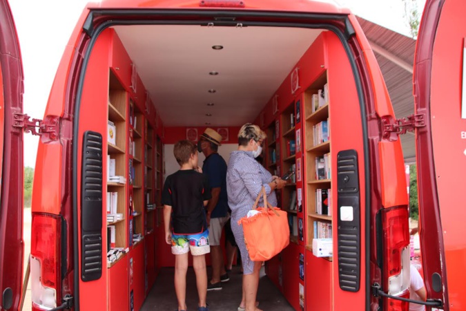 Lecci : le "Camion qui livre" sur la plage de Saint-Cyprien Lecci : le "Camion qui livre" sur la plage de Saint-Cyprien