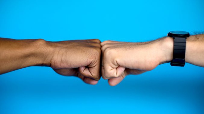 Tocc'à Voi - "Comment nous saluer en période de risque infectieux collectif ?" Tocc'à Voi - "Comment nous saluer en période de risque infectieux collectif ?"