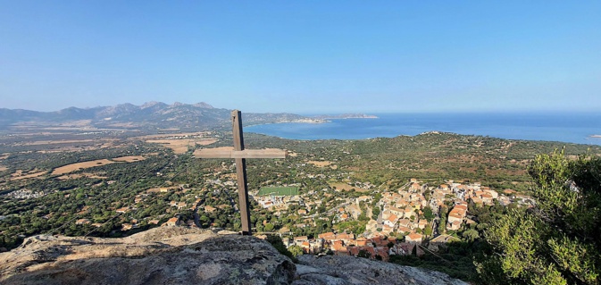 La photo du jour : Lumiu et la baie de Calvi vus de Capu Bracaghju