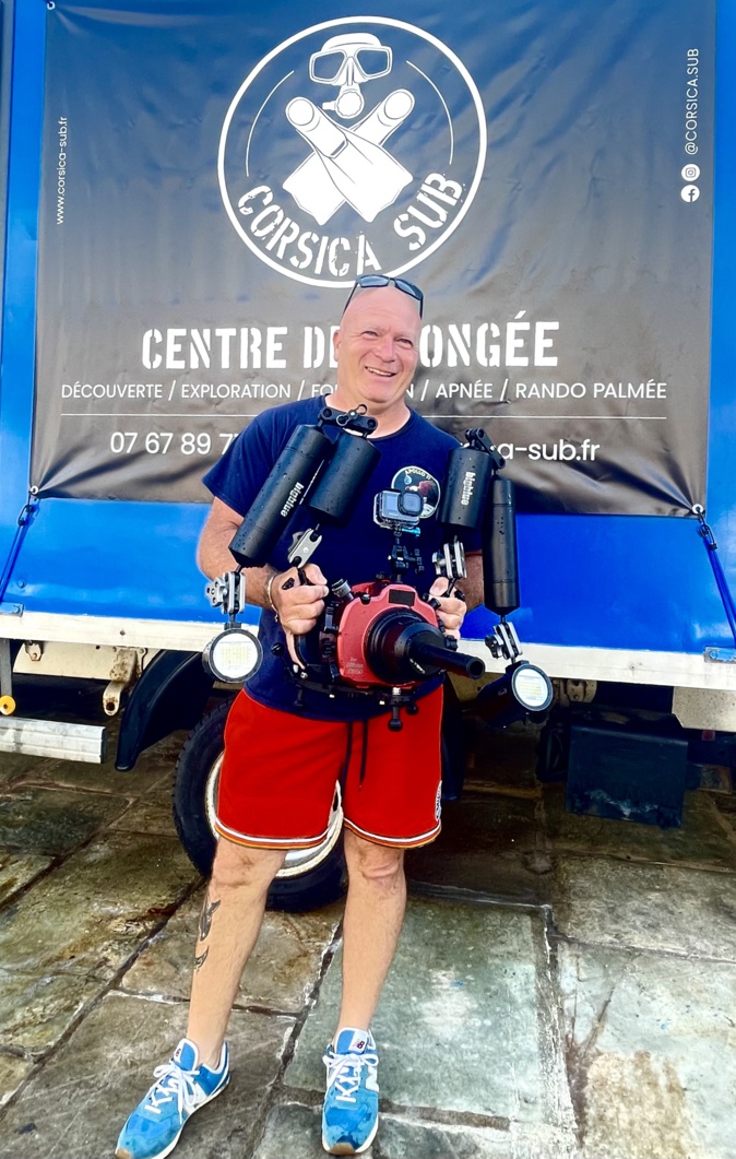 A vos palmes, prêts, plongez, pour Tony Viacara. A vos palmes, prêts, plongez, pour Tony Viacara.