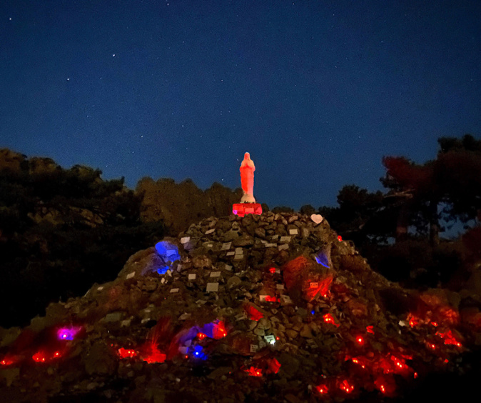 La photo du jour : Notre Dame des Neiges sous le ciel étoilé de Bavella
