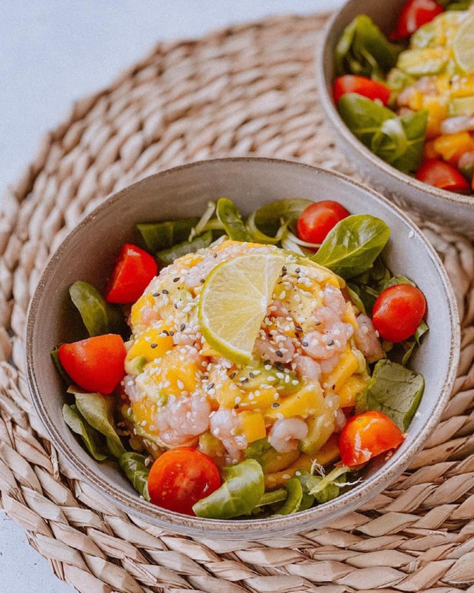 A table : tartare de crevettes, avocat, mangue avec la petite cuisine de Marie A table : tartare de crevettes, avocat, mangue avec la petite cuisine de Marie