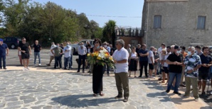 Mme Simeoni et Mr Peraldi déposent la première gerbe.