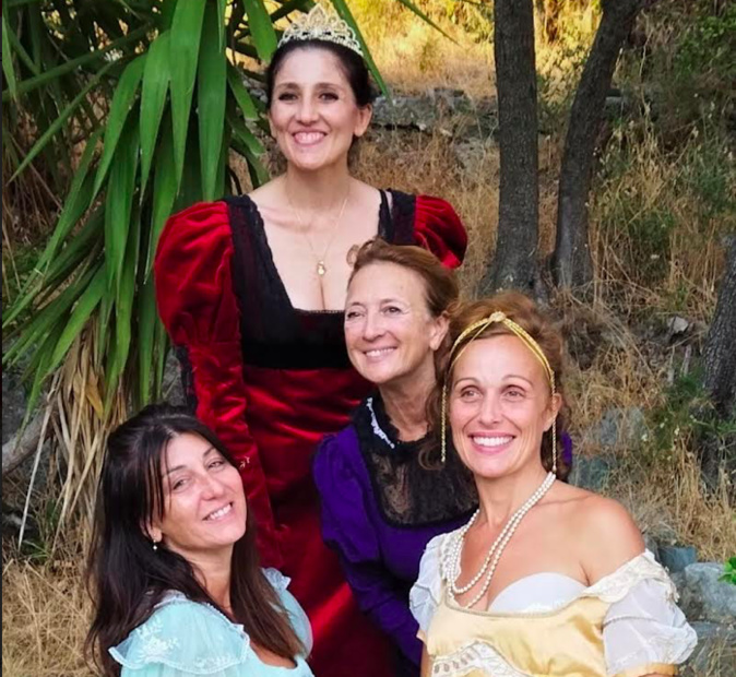 Lauriane Goyet, Letizia Damiani, Marie-Paule Franceschetti et Maryline Leonetti sont les sœurs et la mère de Napoléon Bonaparte