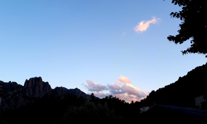 Depuis Ghisoni, vue sur un coucher de soleil vers le col de Verde, avec au premier plan le Kyrie Eleïson dominant le village. (R. Ottavi)