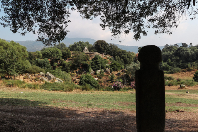 La photo du jour : un menhir regarde le site de Filitosa La photo du jour : un menhir regarde le site de Filitosa