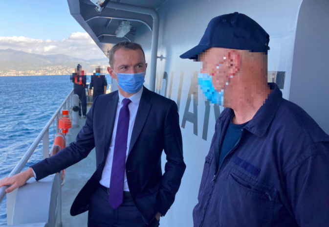 Le ministre Olivier Dussopt, avec le personnel du service des Douanes. Photo Julia Sereni Le ministre Olivier Dussopt, avec le personnel du service des Douanes. Photo Julia Sereni