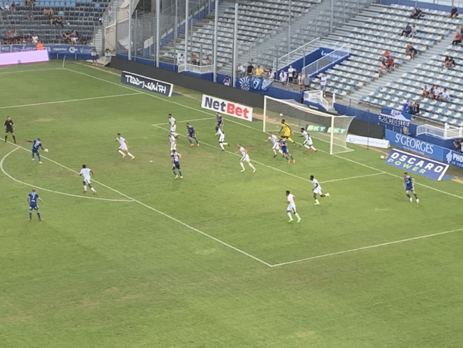Tentative de Diongue... Le ballon passera au-dessus ! Tentative de Diongue... Le ballon passera au-dessus !