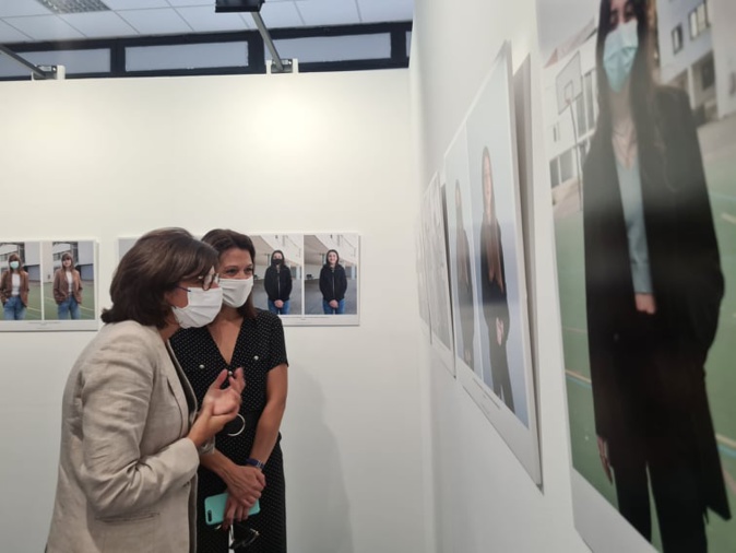 Nathalie Elimas et Julie Benetti, rectrice de Corse, devant la restitution d'un travail des élèves du collège de Montesoro en rapport avec le port du masque. Crédits Photo : Pierre-Manuel Pescetti Nathalie Elimas et Julie Benetti, rectrice de Corse, devant la restitution d'un travail des élèves du collège de Montesoro en rapport avec le port du masque. Crédits Photo : Pierre-Manuel Pescetti