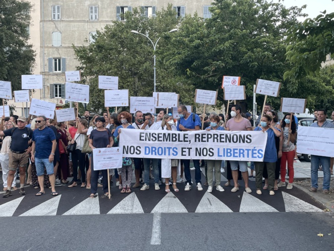 Le cortège devant la préfecture Le cortège devant la préfecture