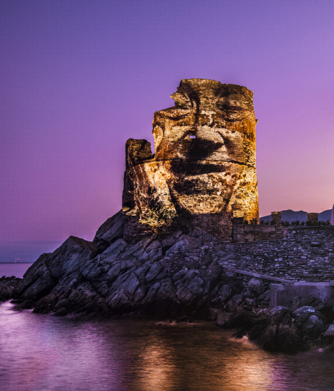 La projection sur la tour d'Erbalunga. Crédits Photo : Philippe Echaroux La projection sur la tour d'Erbalunga. Crédits Photo : Philippe Echaroux