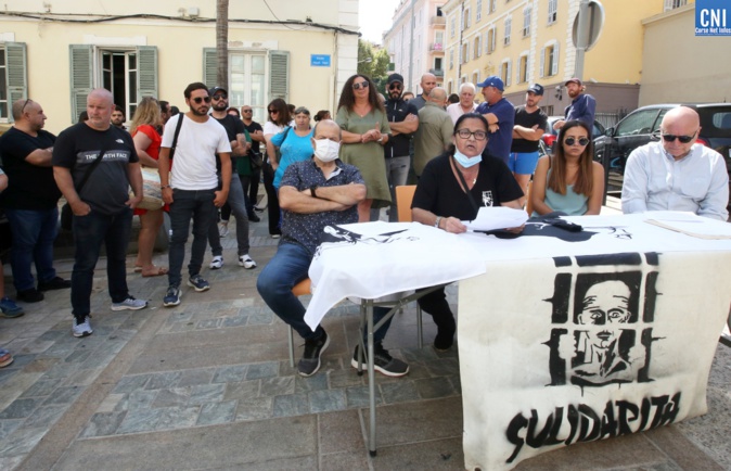 L'Associu Sulidarità devant le palais de justice. Photo : Michel Luccioni