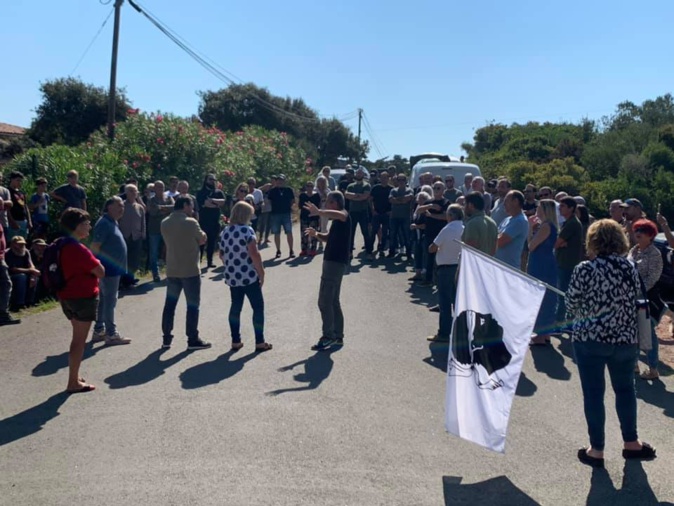 La mobilisation devant le portail du domaine Masurel. Photo Facebook Xavier Lorenzi. La mobilisation devant le portail du domaine Masurel. Photo Facebook Xavier Lorenzi.