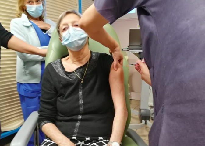 La première résidente d'un Ehpad bastiais qui a reçu le vaccin mercredi 6 janvier. Photo P-M Pescetti