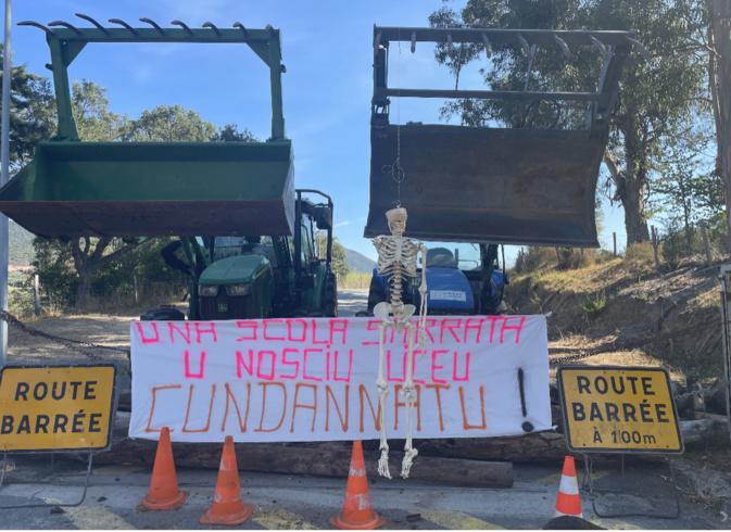 Le blocage du premier jour de grève Le blocage du premier jour de grève