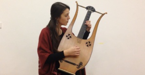 Sandrine Luigi et sa lyre guitare. Photo Christian Andreani. Sandrine Luigi et sa lyre guitare. Photo Christian Andreani.