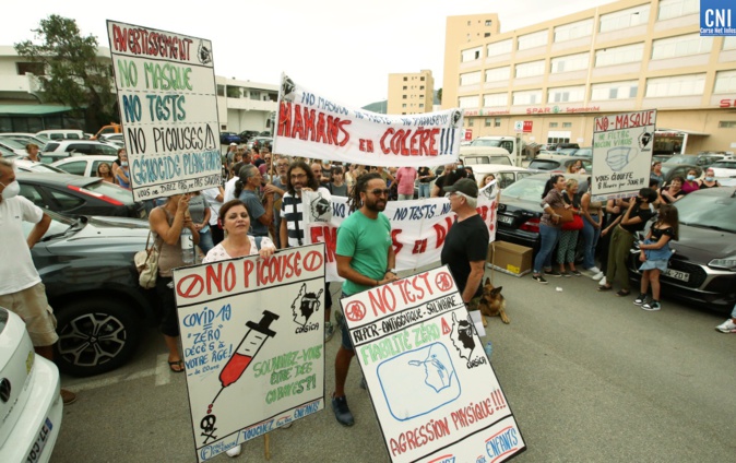 Les premiers personnels suspendus manifestent devant l'ARS d'Ajaccio contre l'obligation vaccinale Les premiers personnels suspendus manifestent devant l'ARS d'Ajaccio contre l'obligation vaccinale