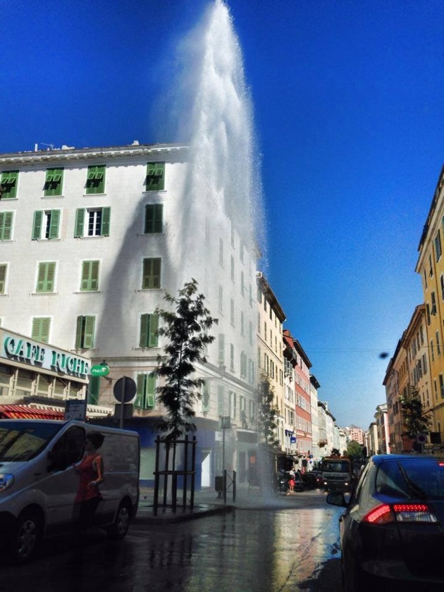 L'image du jour : Un geyser dans le centre-ville de Bastia