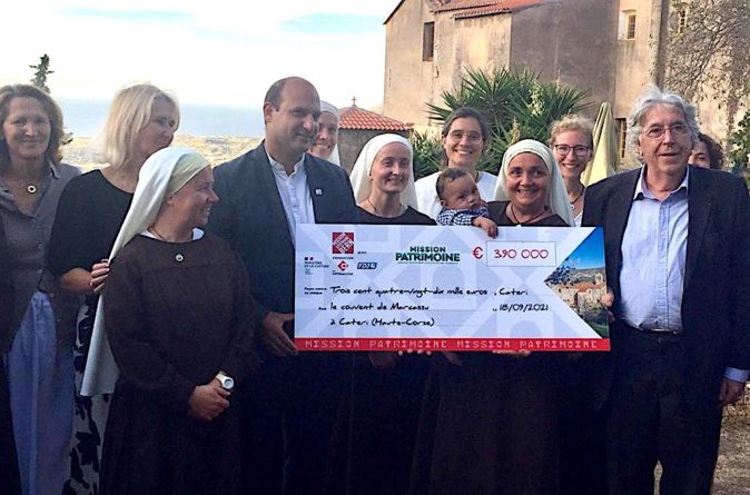 René Lota (à droite) a remis la dotation aux Les sœurs de la congrégation du Rosier de l'Annonciation en présence du maire de I Cateri  Dominique Andreani (Photo J.-B. R)