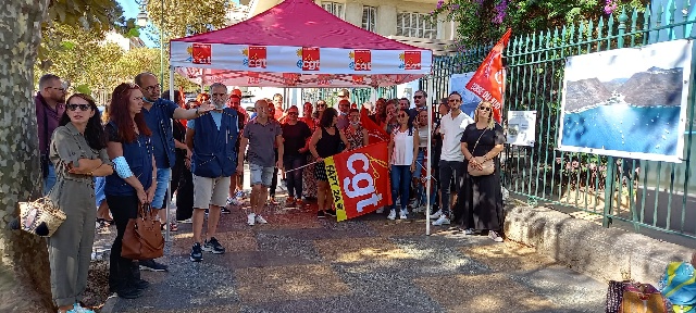 En Corse-du-Sud, ils s'étaient rassemblés devant le bureau de poste Saint Gabriel. Photo : CGT FAPT Corse-du-Sud.