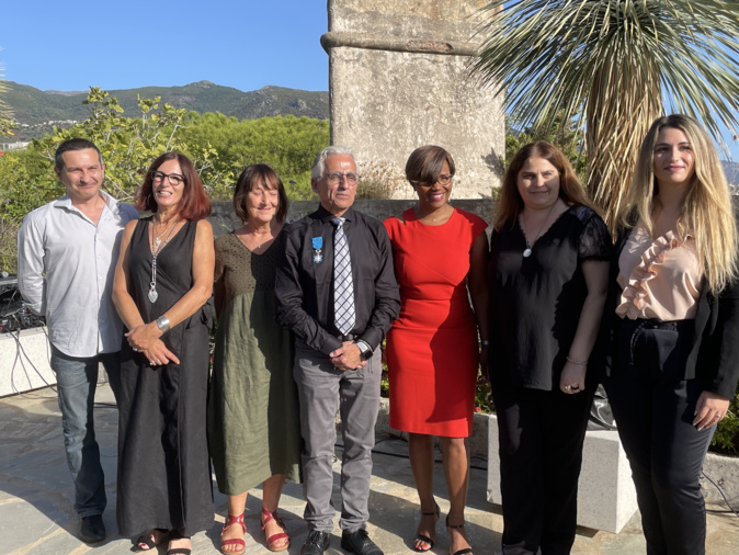 La ministre entourée des acteurs de terrain engagés pour endiguer ce fléau La ministre entourée des acteurs de terrain engagés pour endiguer ce fléau