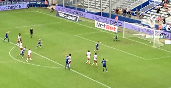 Santelli trompe Leroy sur penalty à la 48ème et ouvre le score pour le SCB Santelli trompe Leroy sur penalty à la 48ème et ouvre le score pour le SCB