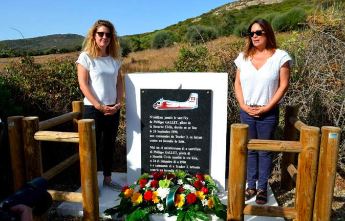 de gauche à droite Myriam et Isabelle filles du pilote Philippe Gallet de gauche à droite Myriam et Isabelle filles du pilote Philippe Gallet