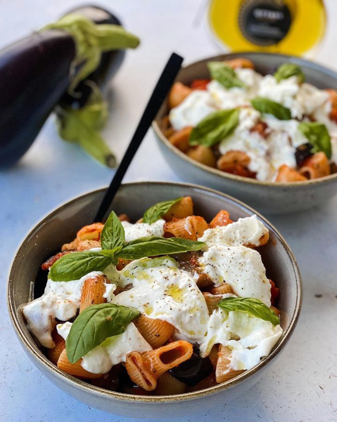 A table : pâtes aux aubergines et burrata avec la Petite cuisine de Marie A table : pâtes aux aubergines et burrata avec la Petite cuisine de Marie
