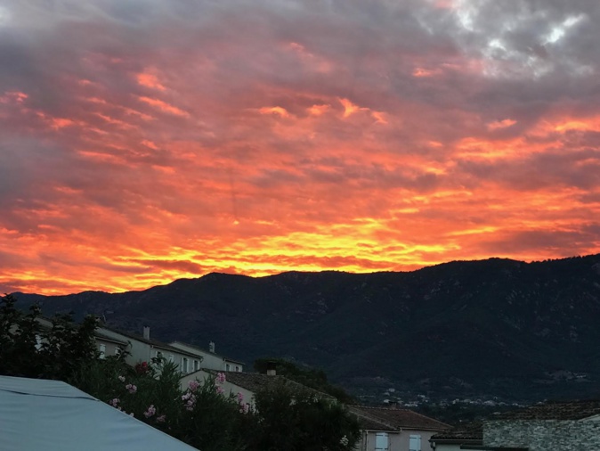 Vue du lever du soleil depuis Baleone, sur le Monte Aragnasca. (Paulo Payen-Frassati)