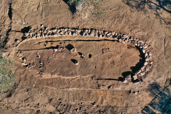 Habitat de l'âge du Bronze mis au jour et étudié par les archéologues de l'Inrap. Crédits Photo : P. Druelle, Inrap.