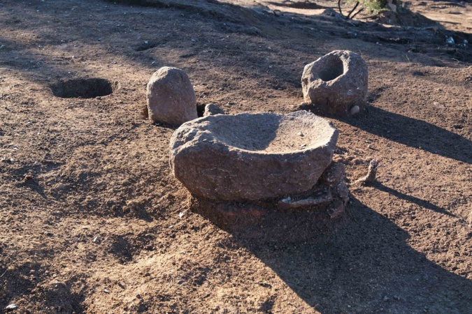 Equipement culinaire (meule et mortier) révélé au sein d'un habitat au cours de la fouille archéologique. Crédits Photo : P. Druelle, Inrap.