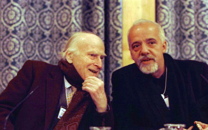 Yehudi Menuhin (à gauche) et Paulo Coelho en 1999. - Photo Wikipedia