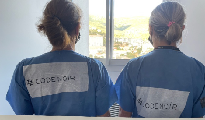 Les sages-femmes en "code noir". Le code noir correspond, dans la profession, au degré d’urgence enclenché en cas de complications lors de l’accouchement. Les sages-femmes en "code noir". Le code noir correspond, dans la profession, au degré d’urgence enclenché en cas de complications lors de l’accouchement.