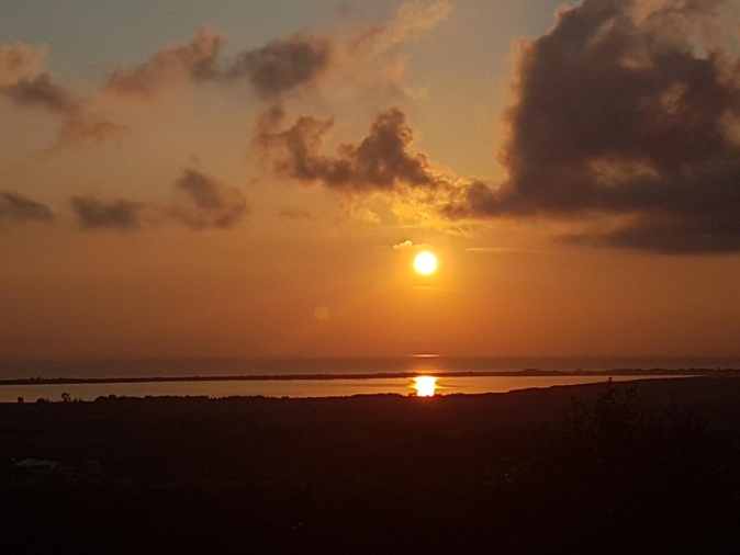 Lever de soleil aux couleurs de l'automne, sur l'étang de Biguglia... (Marie Lachenevrerie)