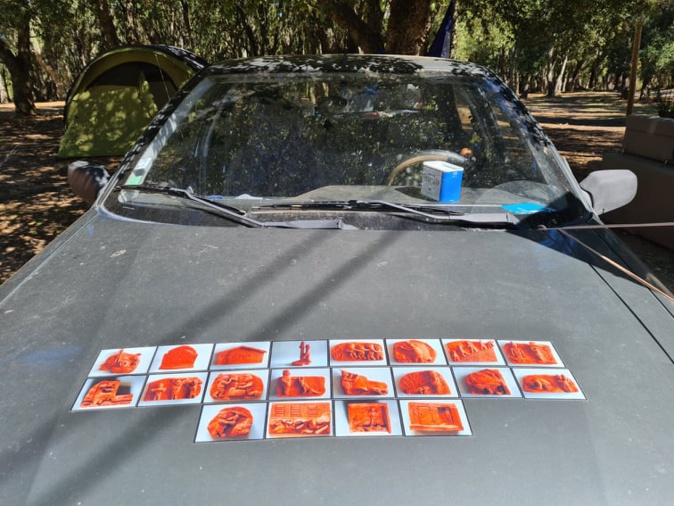 De ses souvenirs, l'ancien légionnaire a fait des sculptures dont les photos sont affichées sur le capot de sa voiture. Crédits Photo : Pierre-Manuel Pescetti De ses souvenirs, l'ancien légionnaire a fait des sculptures dont les photos sont affichées sur le capot de sa voiture. Crédits Photo : Pierre-Manuel Pescetti
