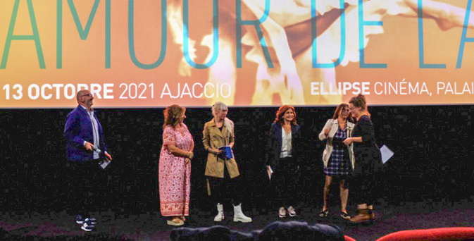 Le jury remet le Prix de l'APAJ à Émilie Beyssac Cywinska Le jury remet le Prix de l'APAJ à Émilie Beyssac Cywinska