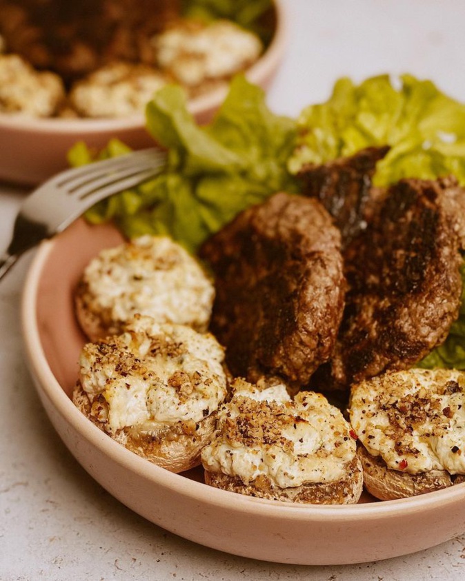 A table : Champignons farcis au Boursin, noisettes concassées et parmesan avec la #lapetitecuisinedemarie A table : Champignons farcis au Boursin, noisettes concassées et parmesan avec la #lapetitecuisinedemarie