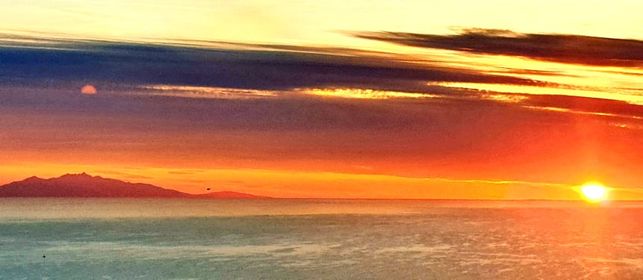 La photo du jour : quand le soleil a rendez-vous avec la lune à l'horizon toscan