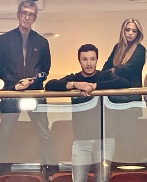 Les familles des prisonniers dans les tribunes. Les familles des prisonniers dans les tribunes.